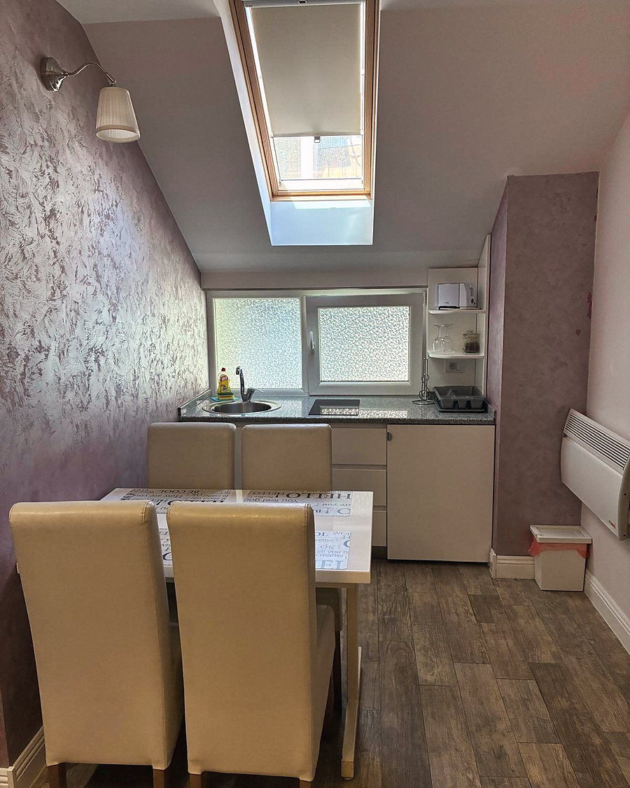 Kuhinja i sto za ručavanje u apartmanu A