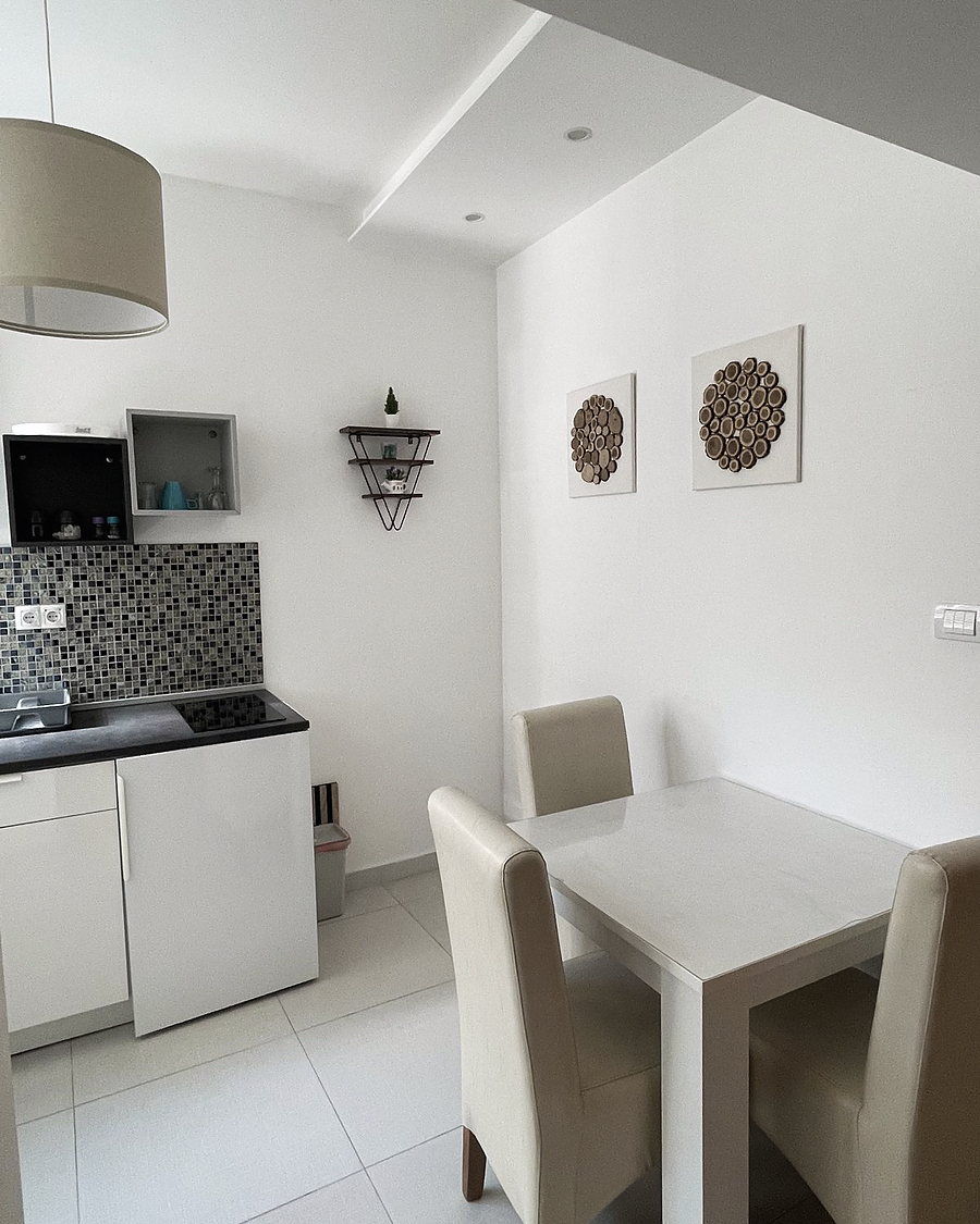 Kuhinja i sto za ručavanje u apartmanu C