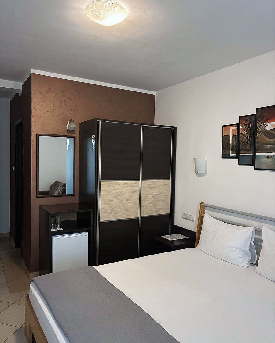 Ormar i mini bar u sobi
