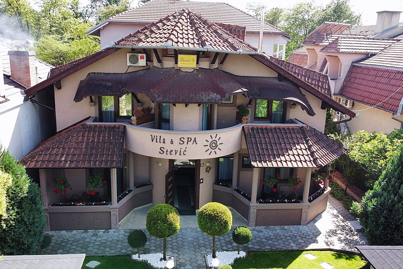 Vila Stević iz vazduha, Beli Bagrem