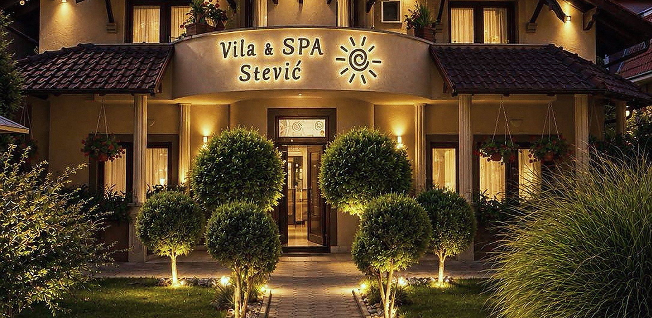 Vila Stević uveče, osvetljena staza do ulaza